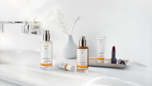 Dr. Hauschka Dagelijkse basisverzorging in drie stappen Dr. Hauschka Dagelijkse basisverzorging in drie stappen